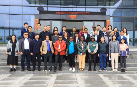   2023“一帶一路”媒體合作論壇聯(lián)合采訪團(tuán)參觀國(guó)家電投江西公司新余市綜合智慧零碳電廠。（受訪者供圖）