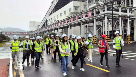   2023“一帶一路”媒體合作論壇聯(lián)合采訪團(tuán)走進(jìn)國(guó)家電投江西公司分宜電廠廠區(qū)。（本報(bào)記者 周歡攝）
