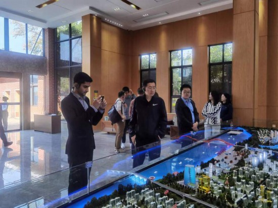 　　10月24日，2023“一帶一路”媒體合作論壇聯(lián)合采訪團團員在清水塘投資集團招商服務中心參觀。本報記者 常雯宜攝