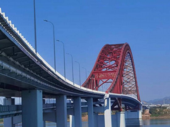 　　清水塘大橋側面。本報記者 常雯宜攝