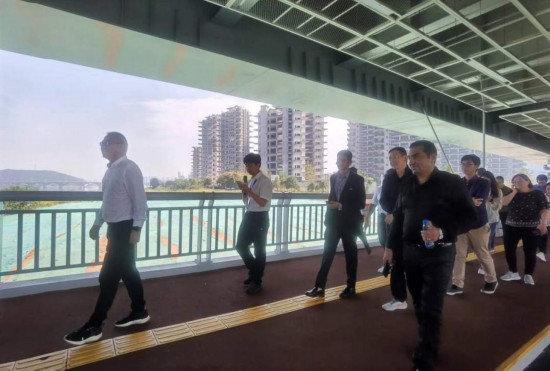 　　10月24日，2023“一帶一路”媒體合作論壇聯(lián)合采訪團團員走在清水塘大橋景觀通道上。本報記者 常雯宜攝