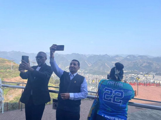 　　外媒記者在天釀景區(qū)拍照留念。本報(bào)記者葉子攝