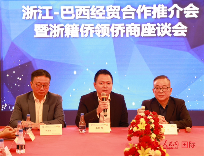 中國駐里約代總領(lǐng)事王尉育（中）在活動中致辭。人民網(wǎng)記者 陳海琪攝