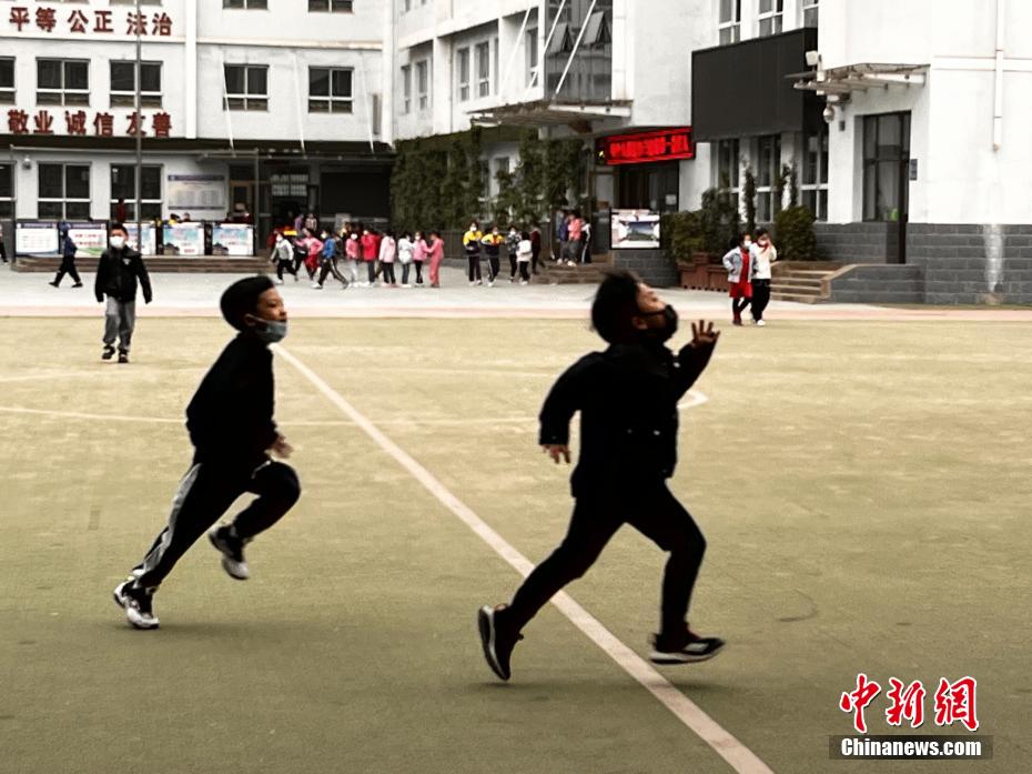 資料圖：學(xué)生們?cè)谡n間玩耍。