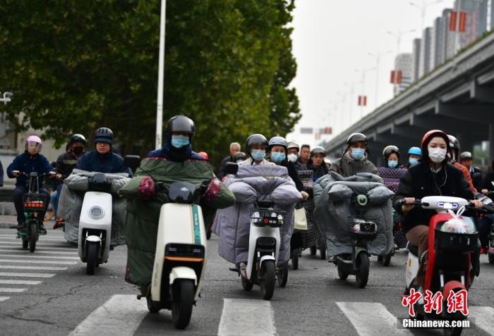 11月3日，河北石家莊迎降溫天氣，市民“捂”裝出行。 <a target='_blank' href='/'><p  align=