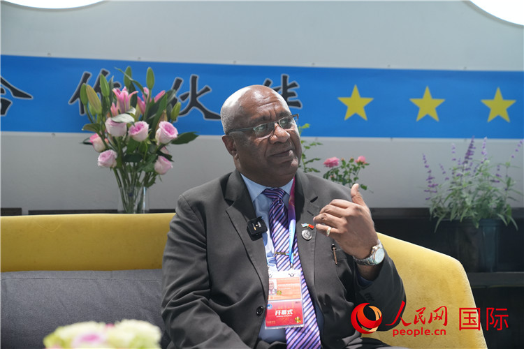 斐濟副總理兼貿易部長卡米卡米加談參加進博會感受。人民網記者 吳超嵐攝