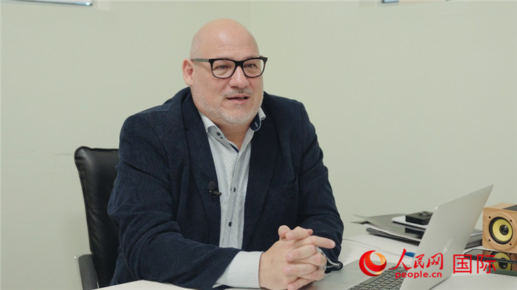 烏拉圭《共和國報》總編輯胡安·布蘭卡接受人民網(wǎng)專訪。人民網(wǎng)記者 張若涵攝