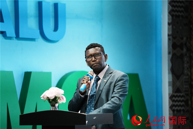 所羅門群島總理代表吉姆森·菲奧·塔南噶達(dá)發(fā)表致辭。人民網(wǎng) 彭昱凱攝