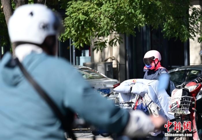 石家莊街頭，市民紛紛穿上厚厚的外套“捂”裝前行。 <a target='_blank' href='/'><p  align=