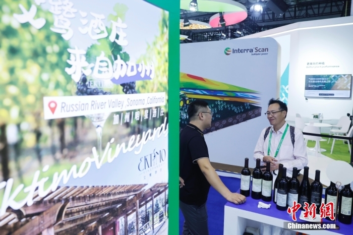 11月6日，參觀者與展臺工作人員交流。當(dāng)日，第六屆中國國際進口博覽會在國家會展中心(上海)舉行。據(jù)上海美國商會官網(wǎng)消息，為進一步加強中美經(jīng)貿(mào)聯(lián)系，上海美國商會與美國農(nóng)業(yè)部合作參展2023年第六屆中國國際進口博覽會。今年是美國政府首次設(shè)立官方展館。<a target='_blank' href='/'><p  align=