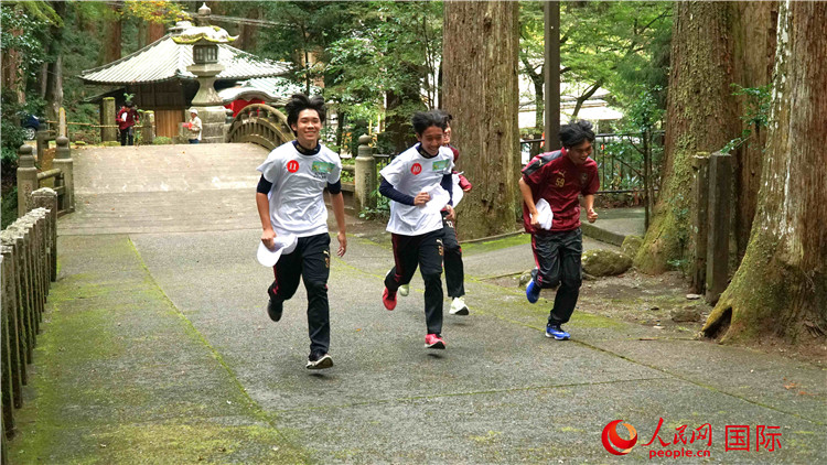 中日青少年在百年古剎里奔跑，揮灑青春的汗水。人民網(wǎng) 蔣曉辰攝