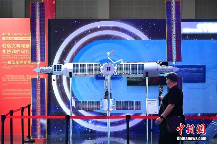 11月5日，觀眾在進(jìn)博會(huì)中國館參觀拍攝中國空間站模型。<a target='_blank' href='/'><p  align=