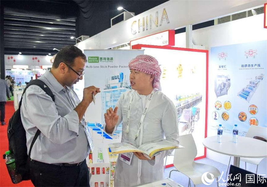 中外展商交流。 人民網(wǎng)塔里克·易卜拉欣攝