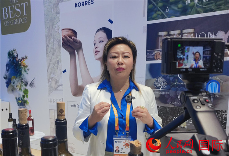 希華集團(tuán)聯(lián)合創(chuàng)始人兼總裁索菲亞女士接受采訪。人民網(wǎng) 殷韜攝