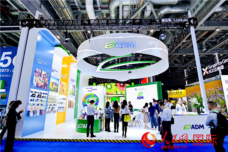 美國(guó)農(nóng)產(chǎn)品加工和貿(mào)易企業(yè)ADM在進(jìn)博會(huì)的展臺(tái)。人民網(wǎng)記者 趙益普攝