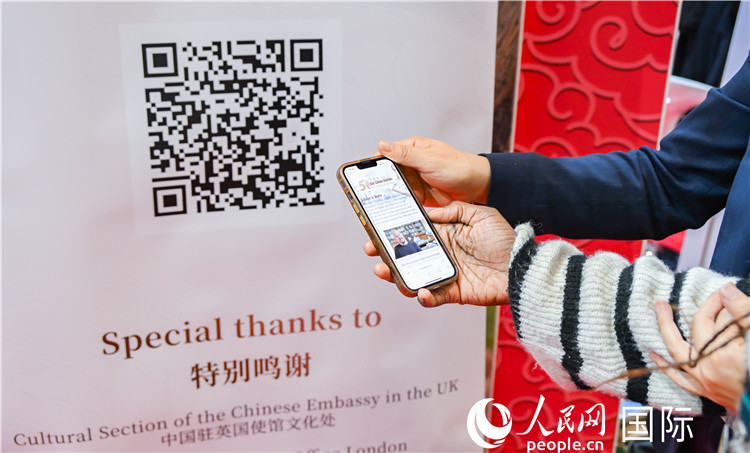 觀眾掃碼《我們的中國故事》系列視頻。人民網(wǎng) 郭錦標(biāo)攝