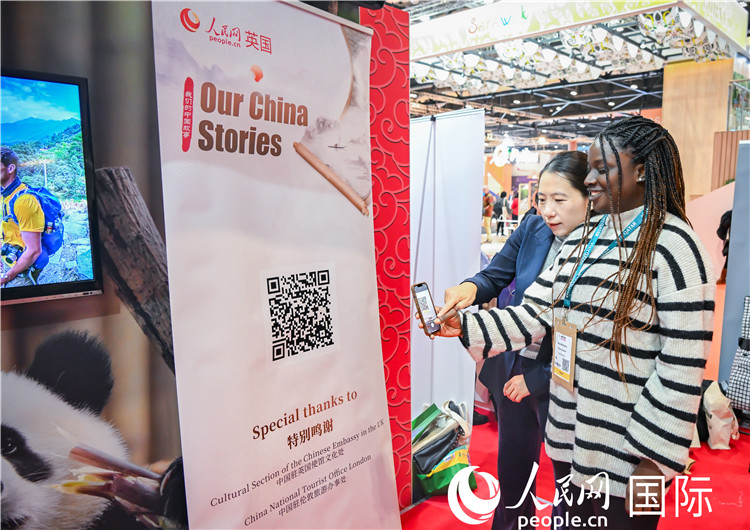 觀眾掃碼《我們的中國故事》系列視頻。人民網(wǎng) 郭錦標(biāo)攝