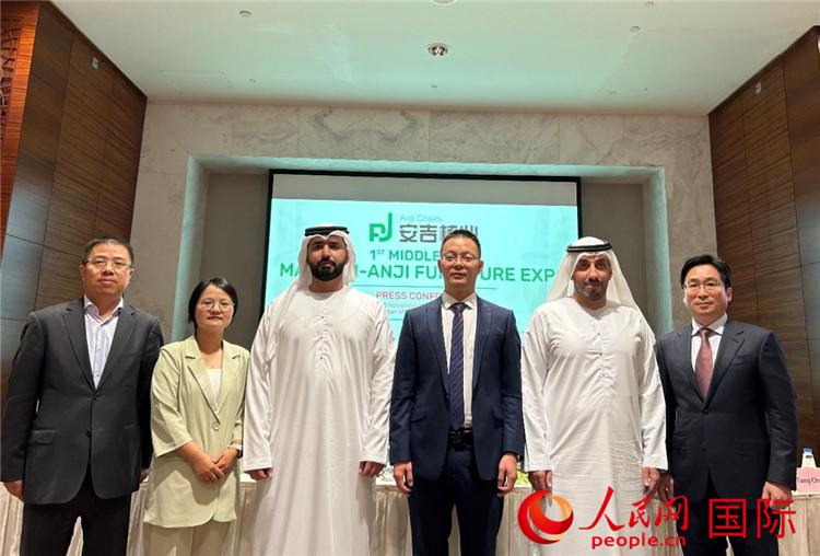 圖為與會(huì)嘉賓合影。人民網(wǎng) 閆夢(mèng)攝