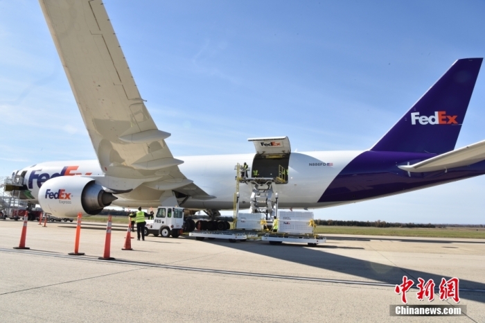 當(dāng)?shù)貢r間11月8日，美國華盛頓史密森學(xué)會國家動物園的大熊貓“美香”“添添”和它們的幼崽“小奇跡”乘坐的專機(jī)從華盛頓杜勒斯國際機(jī)場起飛前往中國成都。圖為裝有大熊貓的特制“旅行箱”正在運(yùn)上專機(jī)。<a target='_blank' href='/'><p  align=