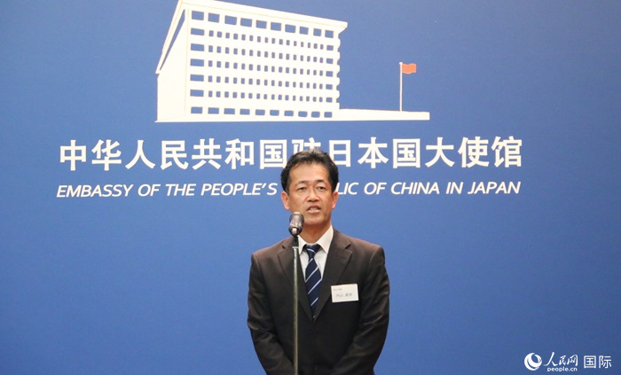 導(dǎo)師代表、東京大學(xué)教授內(nèi)山真伸發(fā)表致辭。人民網(wǎng) 許可攝