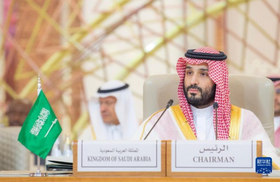 11月10日，在沙特首都利雅得，沙特阿拉伯王儲(chǔ)兼首相穆罕默德·本·薩勒曼在首屆沙特阿拉伯-非洲峰會(huì)上講話。新華社發(fā)（沙特通訊社供圖）