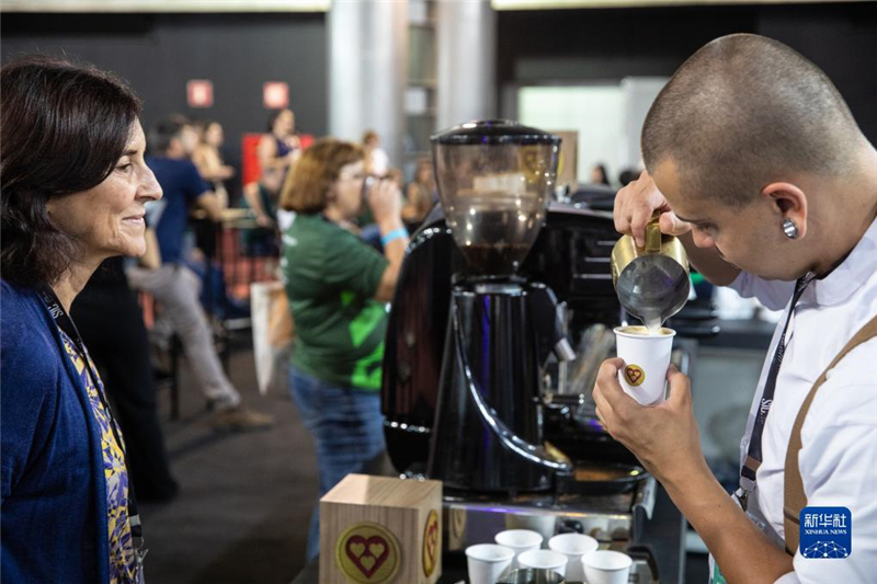 11月9日，咖啡師在巴西貝洛奧里藏特舉行的咖啡周上為參觀者制作咖啡。新華社記者 王天聰 攝
