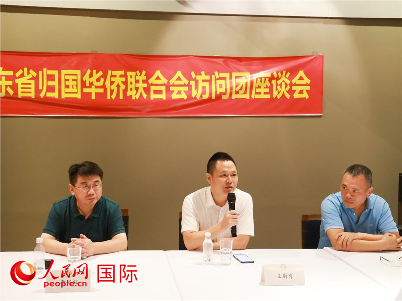 中國駐里約總領館副總領事王尉育（中）在座談會上致辭。人民網(wǎng)記者 陳海琪攝