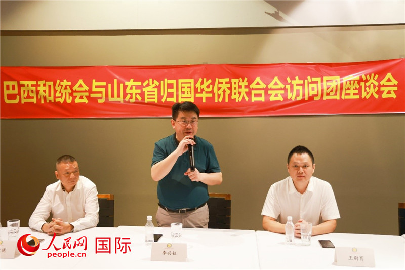 中國僑聯(lián)副主席、山東省僑聯(lián)主席李興鈺（中）在座談會上致辭。人民網(wǎng)記者 陳海琪攝