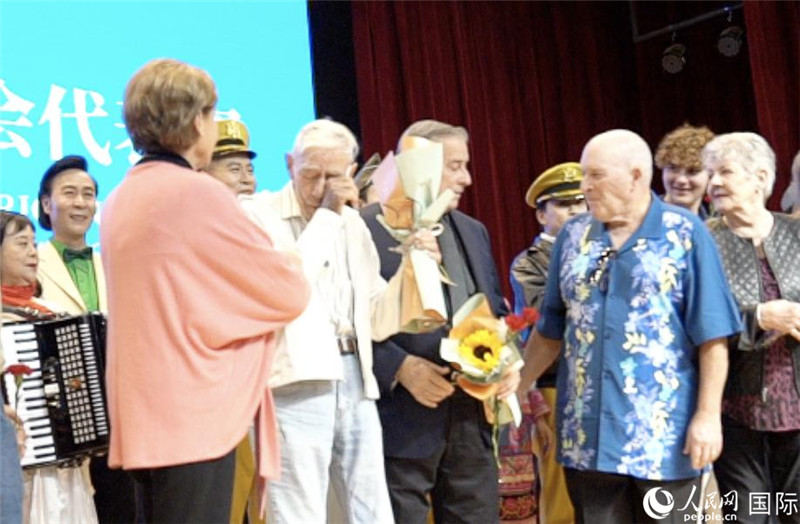 哈里·莫耶和代表團(tuán)其他成員訪問昆明外國語學(xué)校，觀看講述飛虎隊(duì)開辟駝峰航線故事的音樂劇《翠堤長虹》，并與學(xué)校師生合唱《友誼地久天長》。人民網(wǎng) 趙瞳攝