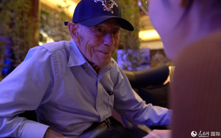 飛虎隊(duì)老兵哈里·莫耶接受人民網(wǎng)專訪。 人民網(wǎng) 張文捷攝