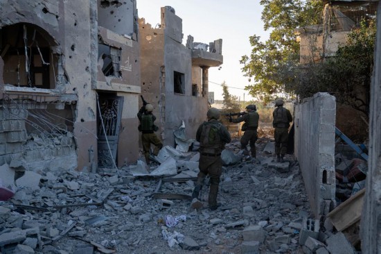 這張以色列國防軍11月12日發(fā)布的照片顯示，以軍地面部隊在加沙地帶北部開展軍事行動。新華社發(fā)