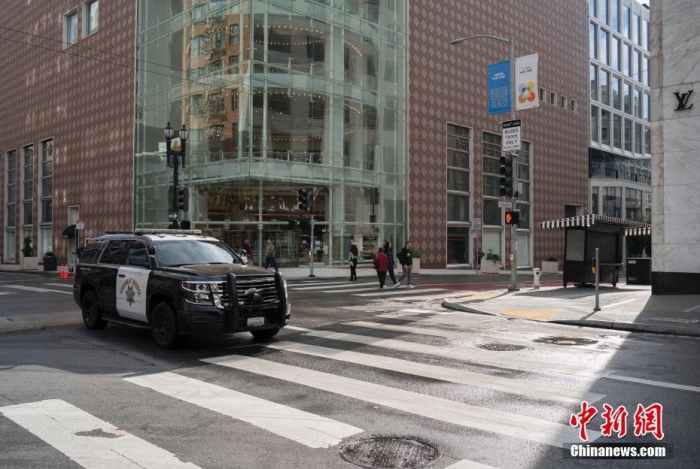 當(dāng)?shù)貢r間11月13日，美國加州舊金山聯(lián)合廣場周邊剛剛被沖洗過的街道較往常更為整潔。<a target='_blank' href='/'><p  align=