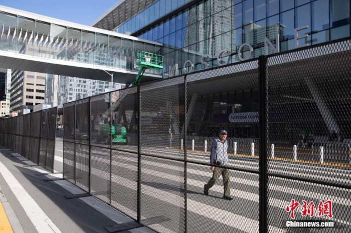 當(dāng)?shù)貢r(shí)間11月10日，一名行人從美國(guó)舊金山莫斯康中心周?chē)慕饘賴鷻谂越?jīng)過(guò)。隨著亞太經(jīng)合組織(APEC)第三十次領(lǐng)導(dǎo)人非正式會(huì)議臨近，作為會(huì)議場(chǎng)地的莫斯康中心附近出現(xiàn)金屬圍欄，執(zhí)勤警察也大幅增加。<a target='_blank' href='/'><p  align=
