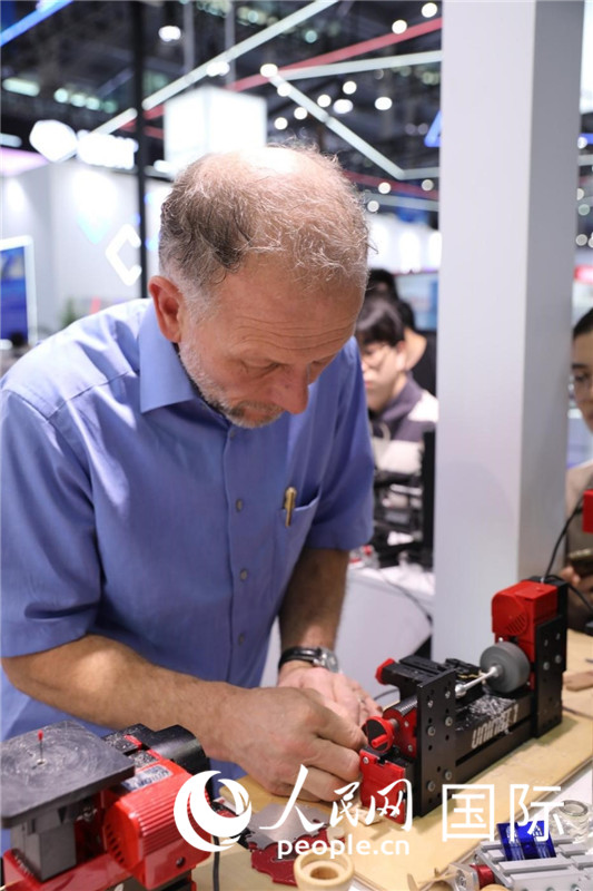 第25屆中國國際高新技術(shù)成果交易會(huì)15日在深圳開幕，圖為展商現(xiàn)場演示精密加工工具。人民網(wǎng)記者 魯揚(yáng)攝