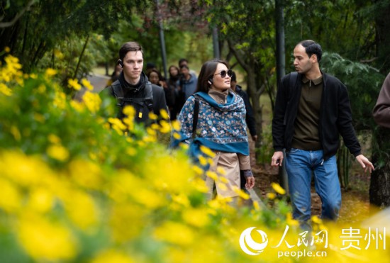 歐亞國家媒體記者走進觀山湖公園。人民網(wǎng) 陽茜攝