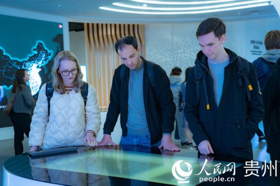 在國家大數(shù)據(jù)（貴州）綜合試驗區(qū)交流體驗中心，歐亞國家記者體驗貴州大數(shù)據(jù)應用場景。人民網(wǎng) 陽茜攝