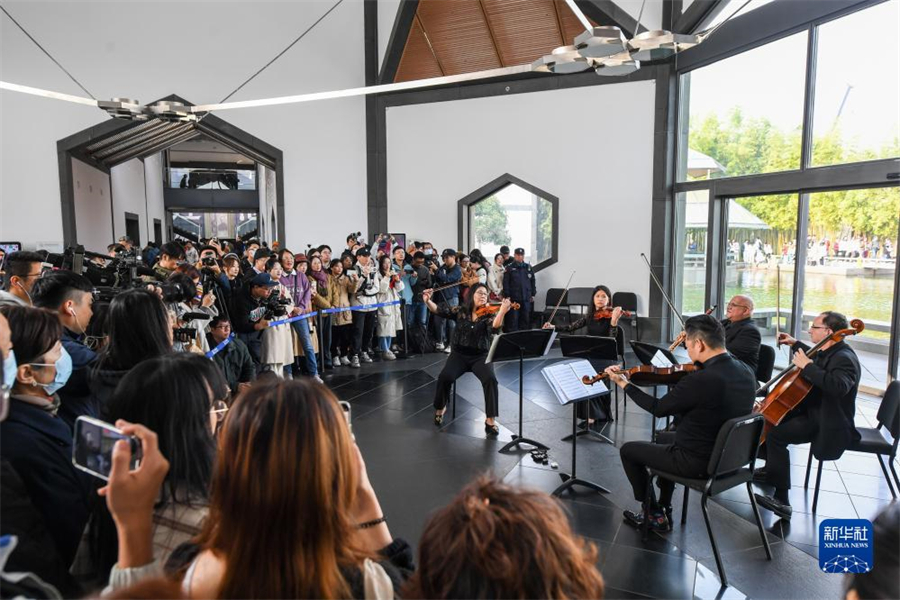 11月16日，費(fèi)城交響樂團(tuán)的演奏家們?cè)谔K州博物館大廳內(nèi)演奏。新華社記者 李博 攝