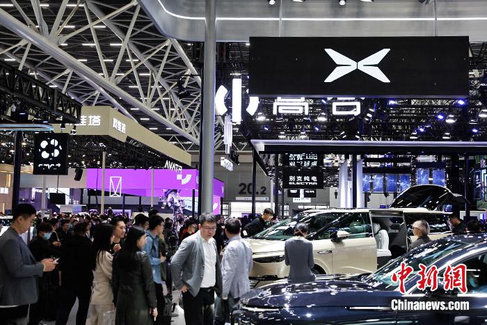 11月17日，廣州車展展館人流如織。中新財(cái)經(jīng)記者 葛成 攝
