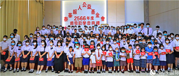 圖為出席嘉賓和現(xiàn)場(chǎng)獲獎(jiǎng)學(xué)生合影留念。人民網(wǎng)記者 白元琪攝