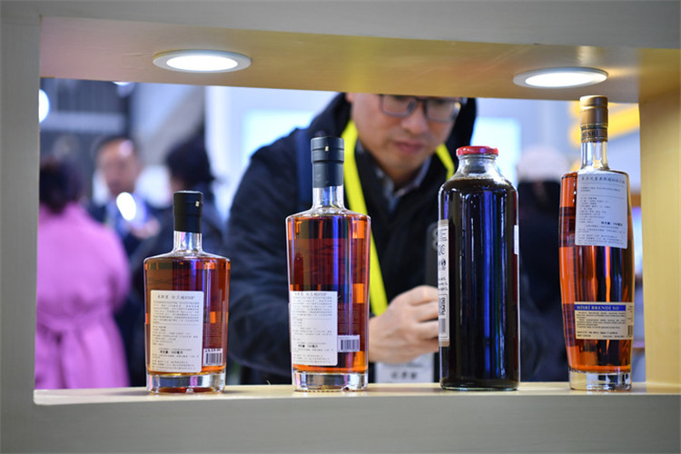 11月16日，觀眾在第七屆絲博會上參觀阿塞拜疆展位上的酒水產(chǎn)品。新華社記者 邵瑞 攝