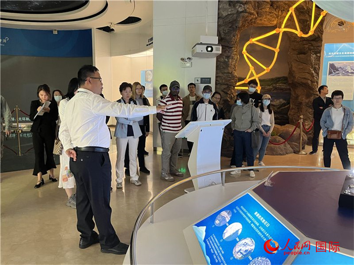 中外記者在深圳大鵬半島國家地質(zhì)公園博物館參觀。人民網(wǎng)記者 陳思攝