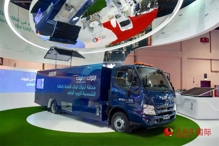 阿聯(lián)酋國(guó)家石油公司發(fā)布的電動(dòng)運(yùn)油卡車。該卡車用光伏板和電池驅(qū)動(dòng)，但主要目的是輸送汽油。   人民網(wǎng) 塔里克·易卜拉欣攝