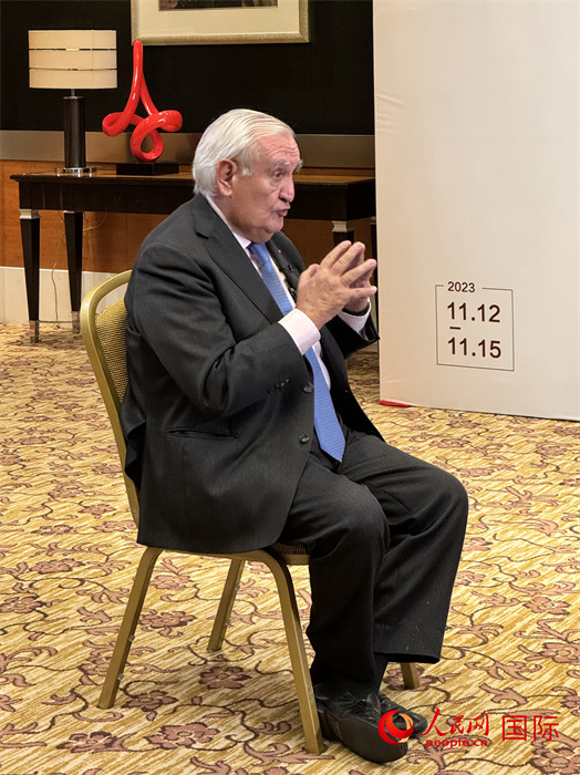 法國(guó)前總理、法國(guó)展望與創(chuàng)新基金會(huì)主席讓-皮埃爾·拉法蘭接受人民網(wǎng)的采訪。（人民網(wǎng) 謝瑩攝）