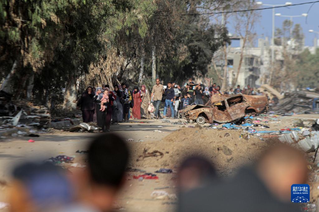 11月18日，在加沙地帶南部地區(qū)，巴勒斯坦人向南遷移。