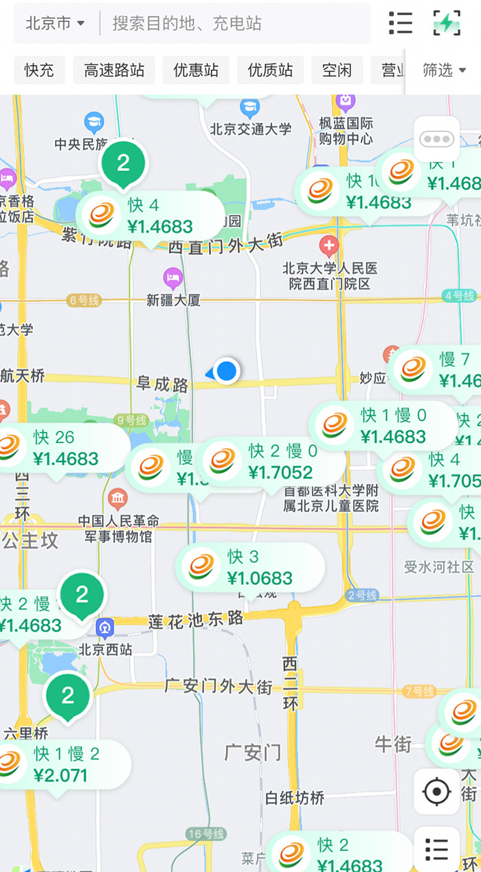 中新財(cái)經(jīng)查詢相關(guān)充電APP發(fā)現(xiàn)，電價(jià)平峰時(shí)段，快充樁的價(jià)格普遍在1.4元度左右。