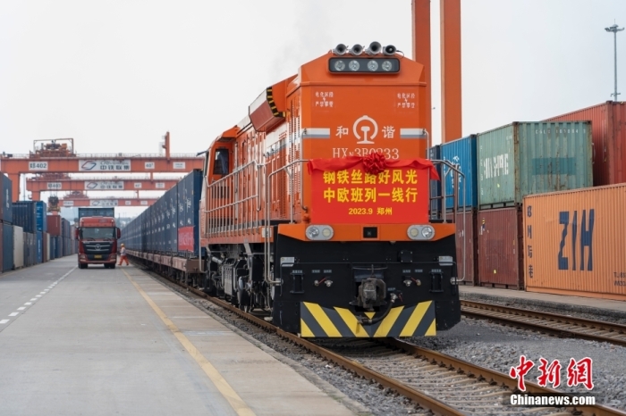 資料圖：河南鄭州，一列滿載貨物的中歐班列(鄭州)從中國鐵路鄭州局集團(tuán)有限公司圃田車站駛出，開往德國漢堡。<a target='_blank' href='/'><p  align=