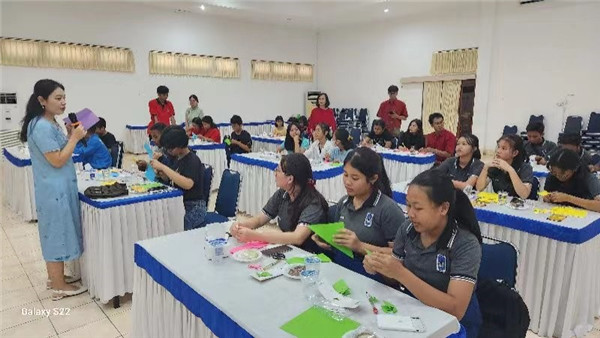 巴陵康孔子學(xué)院中方院長(zhǎng)朱敏霞講解中國(guó)的二十四節(jié)氣。主辦方供圖