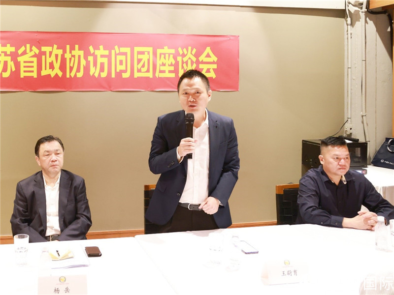 中國駐里約總領(lǐng)館副總領(lǐng)事王尉育（中）在座談會上致辭。人民網(wǎng)記者 陳海琪攝