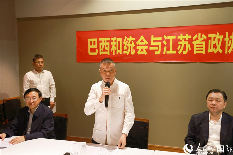 巴西和統(tǒng)會會長王俊曉（中）在座談會上致辭。人民網(wǎng)記者 陳海琪攝