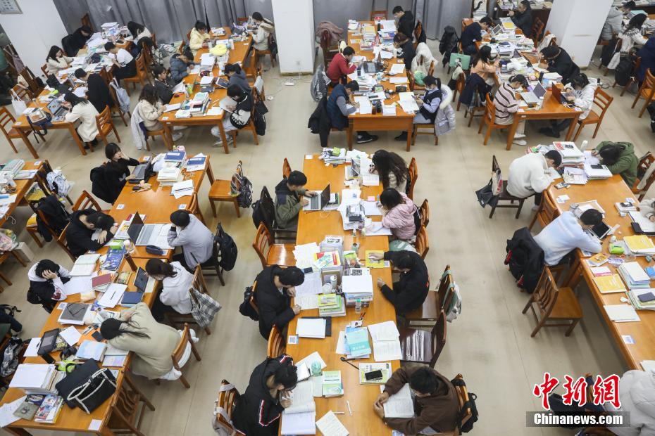 資料圖：眾多考研學(xué)生在南昌大學(xué)圖書館的自習(xí)室內(nèi)復(fù)習(xí)備考。 劉力鑫 攝